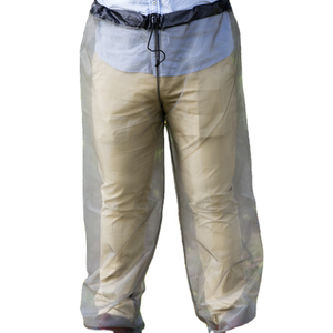 Inserte los pantalones al aire libre tratados con mosquitero con guantes de camping