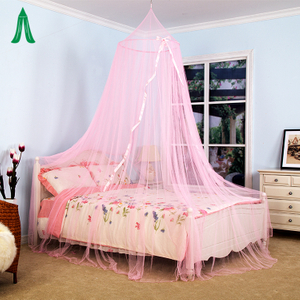 Interior al aire libre camping dormitorio cama king size color rosa mosquitera